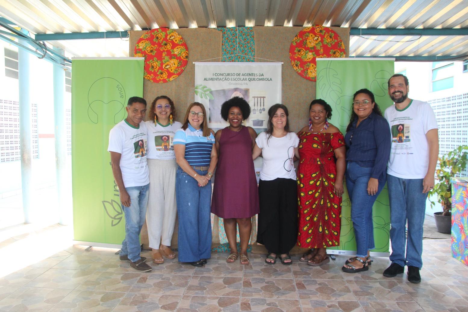 Grupo de pessoas em pé posando para foto

O conteúdo gerado por IA pode estar incorreto.