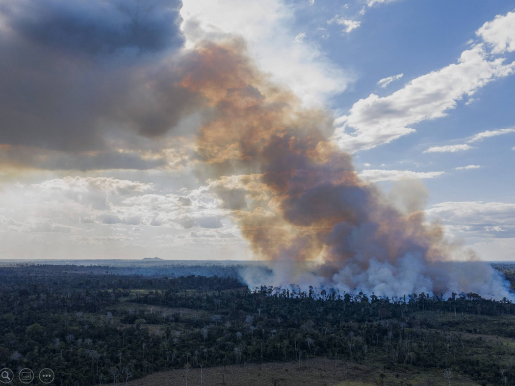 Burning in deforested area for pasture formation within the Indigenous Land Trincheira Bacajá, in the Pará State - Brazil, July 2020. (Credit: Lalo de Almeida / Folhapress)