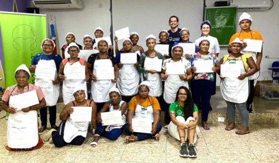 Participantes da oficina recebem certificado / Foto: Elinete Frazão 