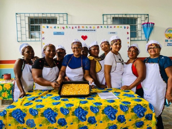 Participantes da oficina apresentam a torta de goma de tapioca com frango e cCastanha-do-Pará / Foto: Elinete Frazão 