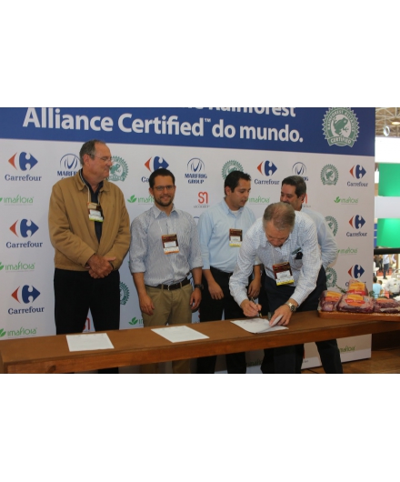 maflora prestigia assinatura da parceria entre Carrefour e Marfrig para comercialização da primeira linha de carnes no mundo com o selo Rainforest Alliance Certified